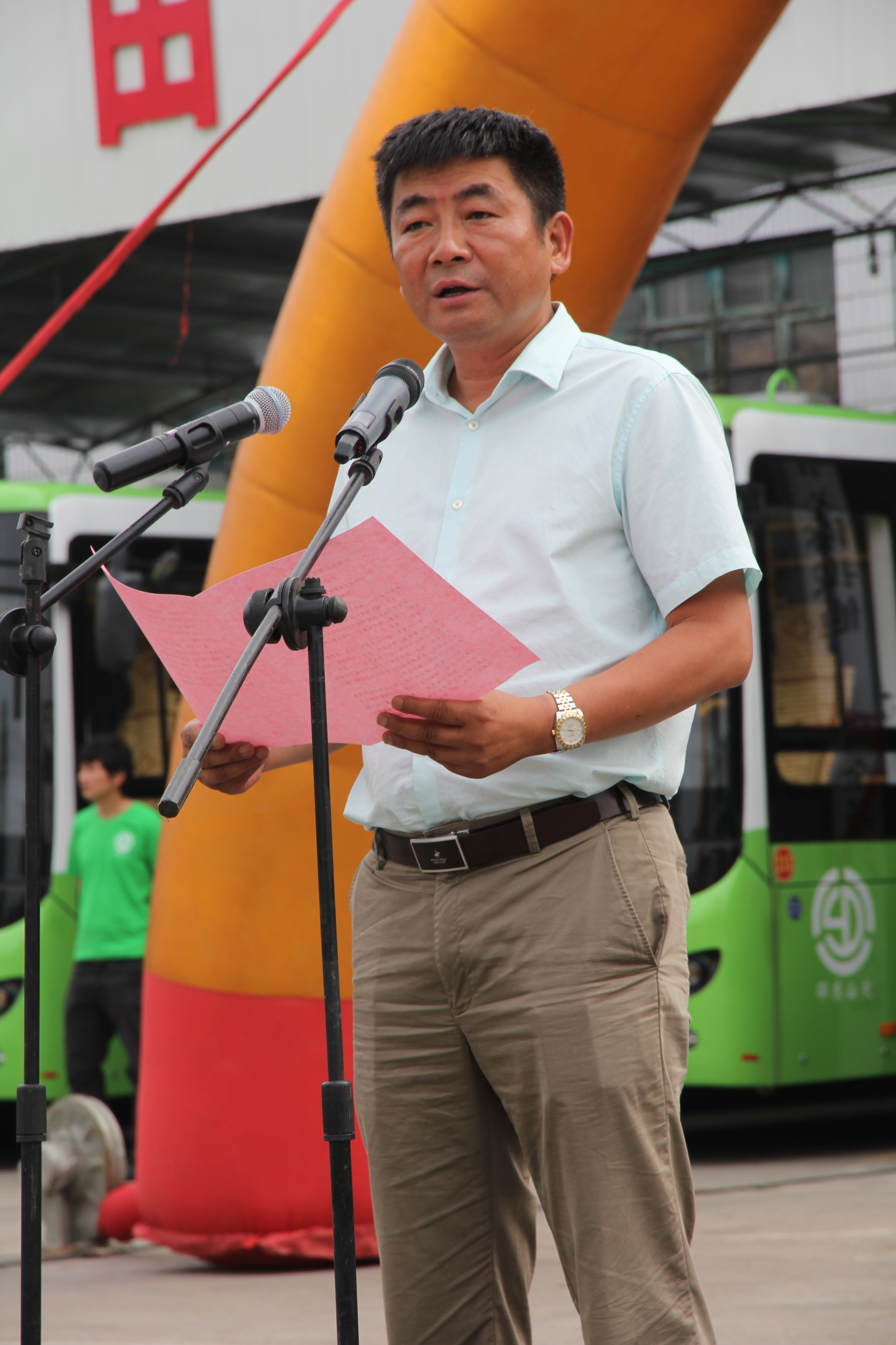 圖為純電動公交車整裝待發(fā)。圖為市民在試乘純電動公交車