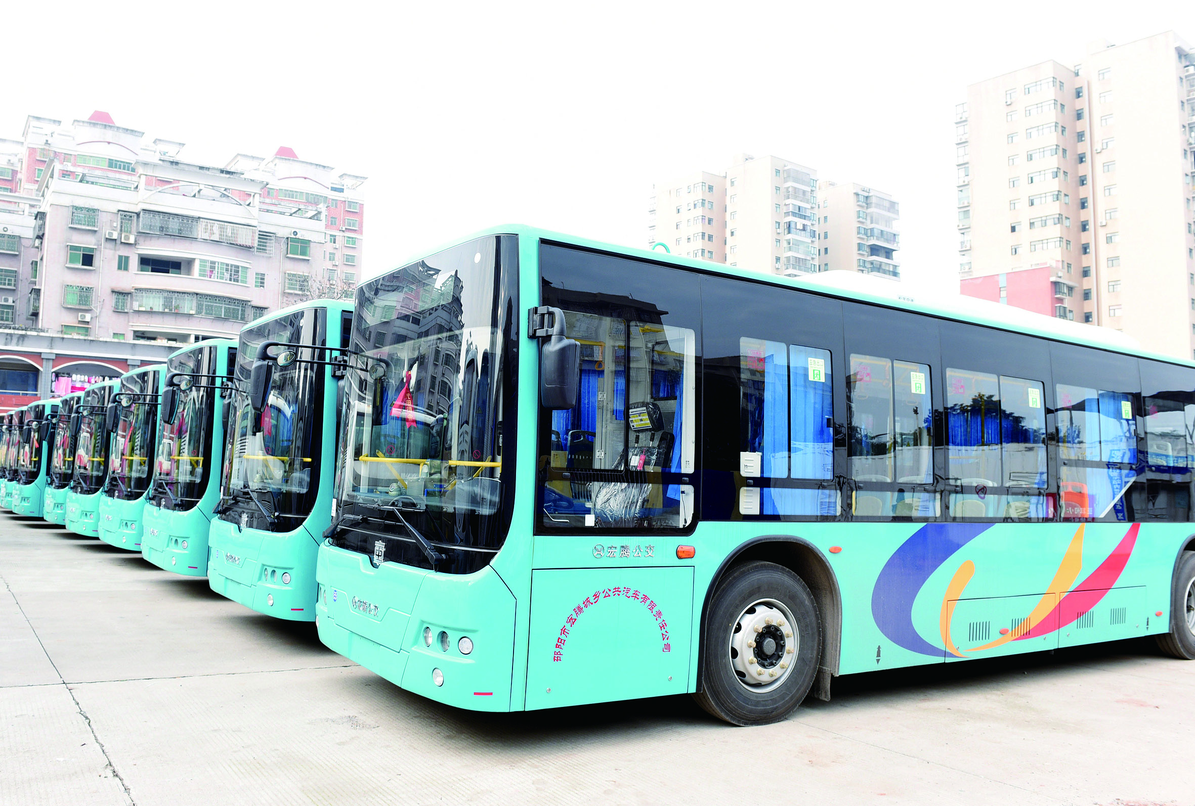 2月26日，筆者在宏騰城鄉(xiāng)公共汽車公司偌大的停車坪見到，其30輛公交車輛成一字型排列整裝待發(fā)。