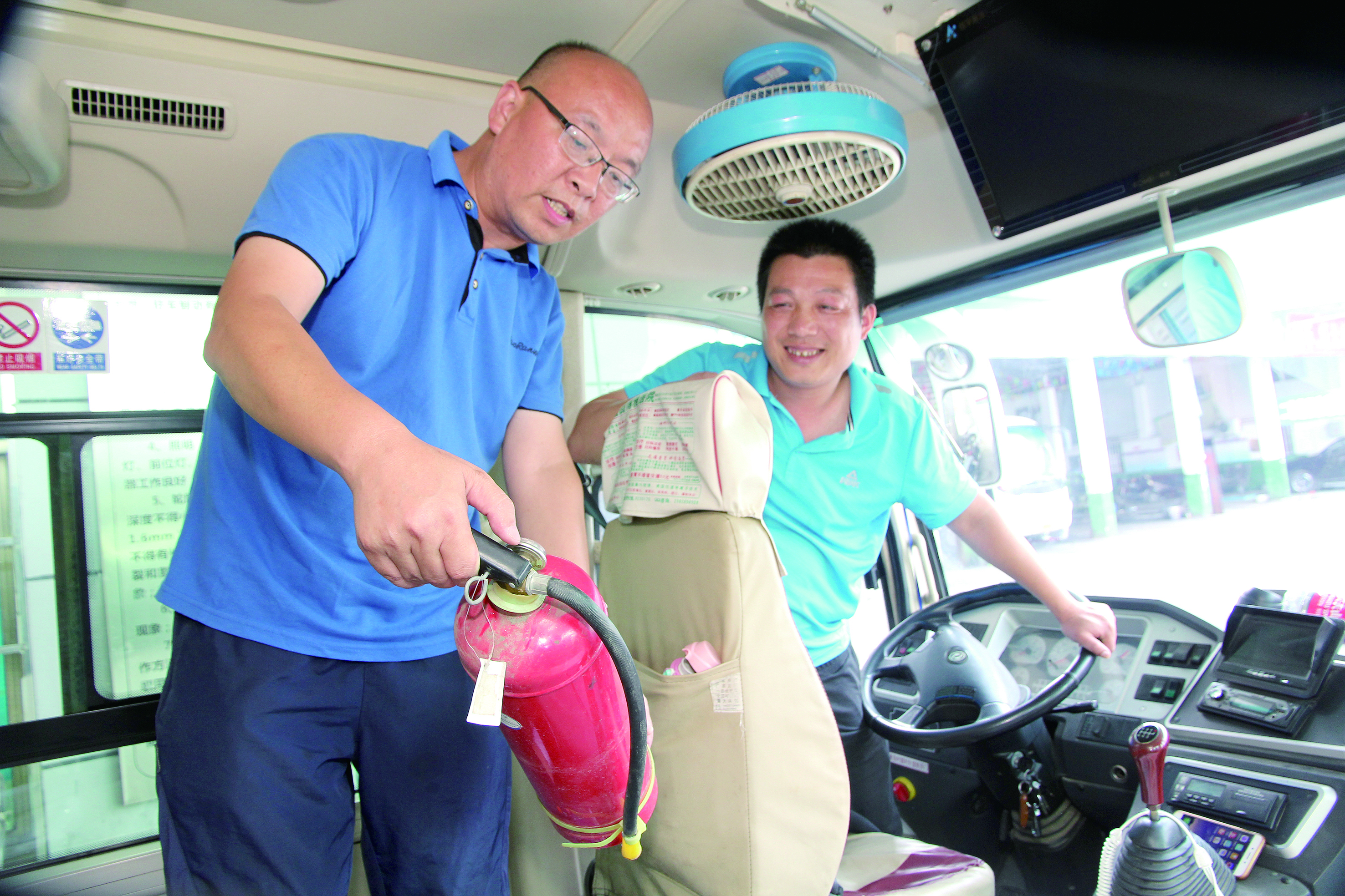 安全稽查兩不誤 ——記集團(tuán)公司優(yōu)秀共產(chǎn)黨員、隆回汽車西站副站長(zhǎng)李擁政 肖秀華