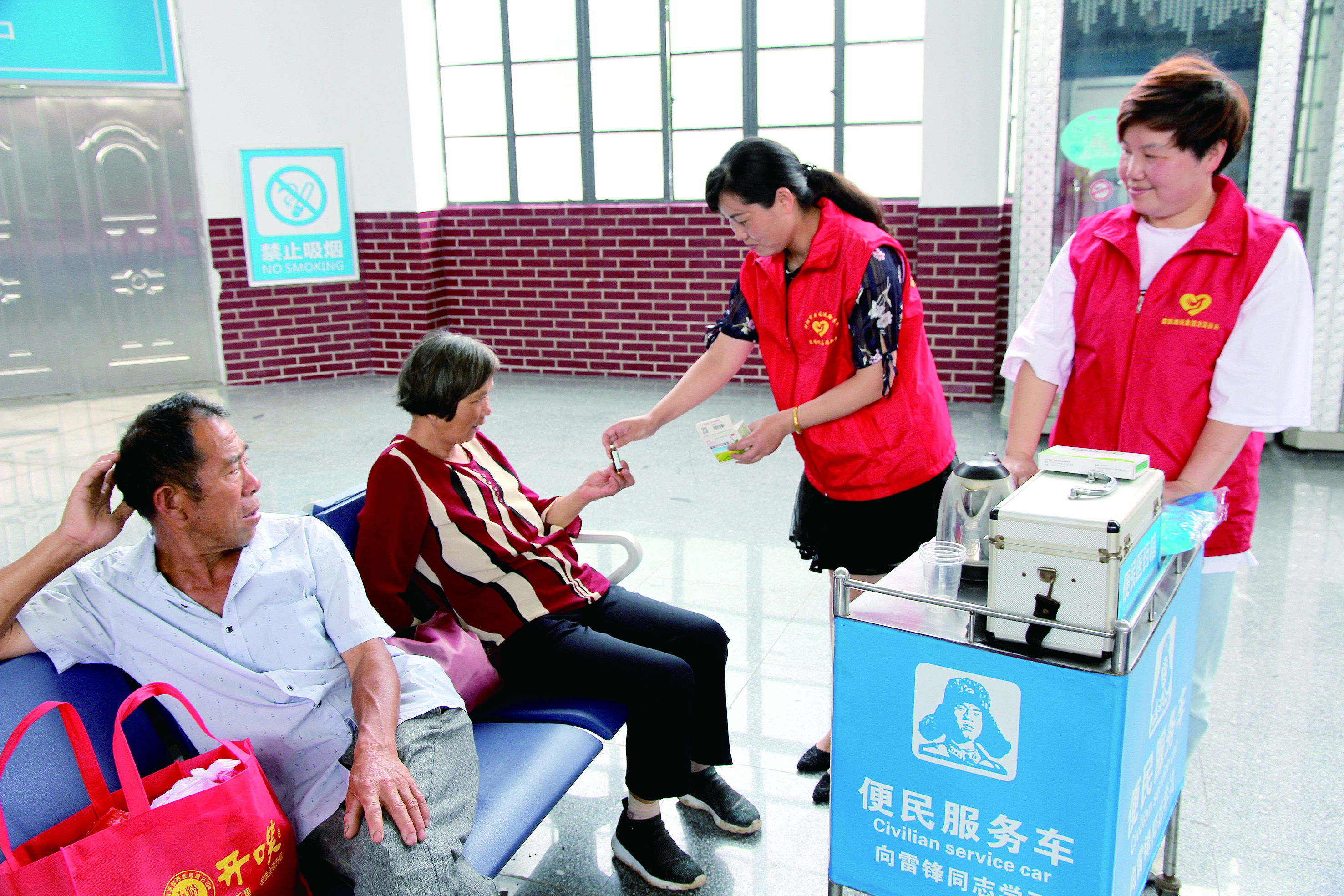 各大汽車站為旅客防暑降溫送“清涼” 各大汽車站為旅客防暑降溫送“清涼”