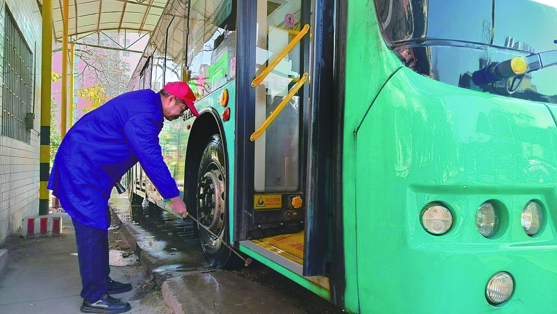 春運(yùn)首日，我司各汽車站以熱情服務(wù)—— 讓乘客臉上多一份笑容